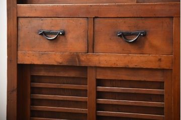 アンティーク家具　古民具・骨董　一本物　ガラス戸がモダンなアンティーク水屋箪笥(食器棚・収納棚)