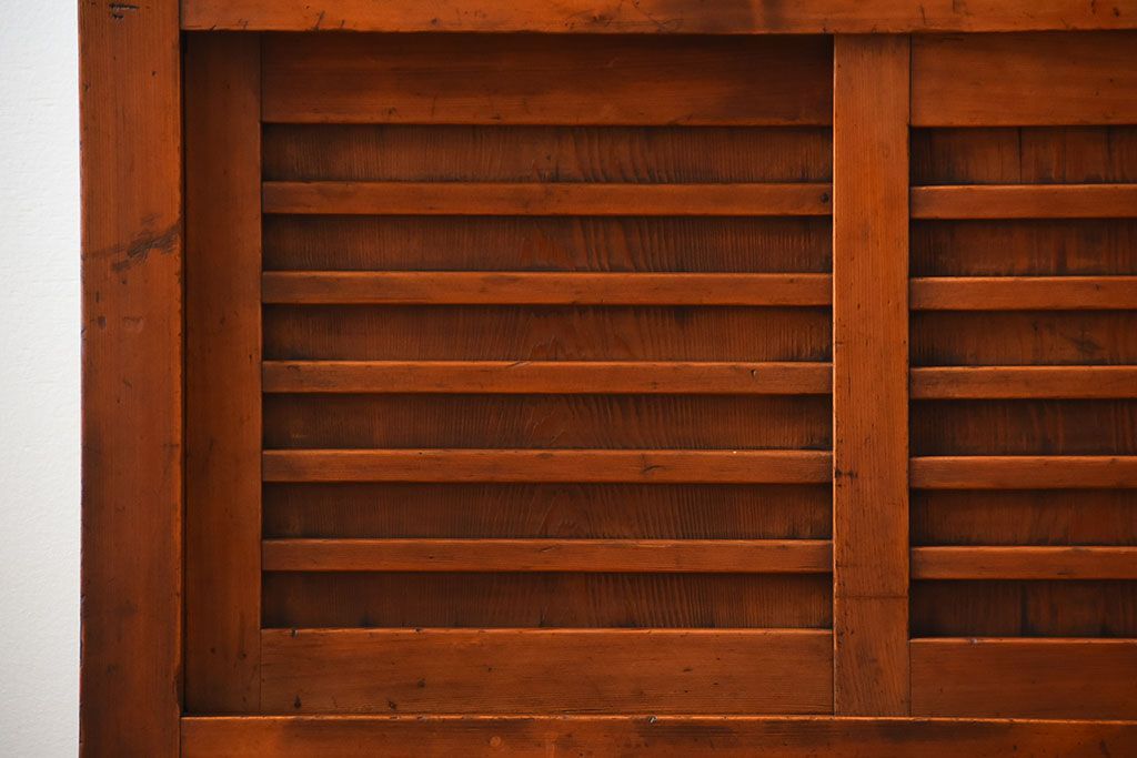 アンティーク家具　古民具・骨董　一本物　ガラス戸がモダンなアンティーク水屋箪笥(食器棚・収納棚)