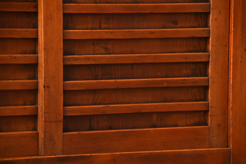 アンティーク家具　古民具・骨董　一本物　ガラス戸がモダンなアンティーク水屋箪笥(食器棚・収納棚)