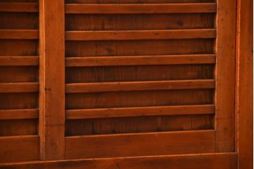 アンティーク家具　古民具・骨董　一本物　ガラス戸がモダンなアンティーク水屋箪笥(食器棚・収納棚)