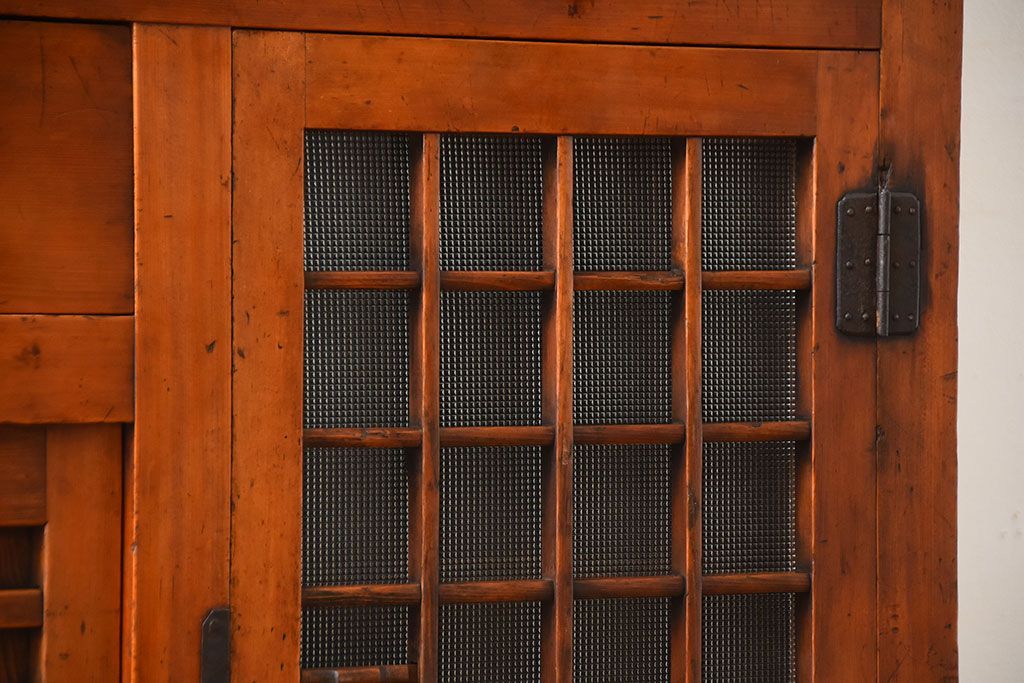 アンティーク家具　古民具・骨董　一本物　ガラス戸がモダンなアンティーク水屋箪笥(食器棚・収納棚)