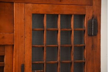 アンティーク家具　古民具・骨董　一本物　ガラス戸がモダンなアンティーク水屋箪笥(食器棚・収納棚)