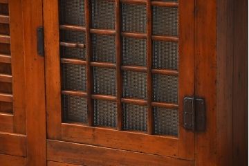 アンティーク家具　古民具・骨董　一本物　ガラス戸がモダンなアンティーク水屋箪笥(食器棚・収納棚)