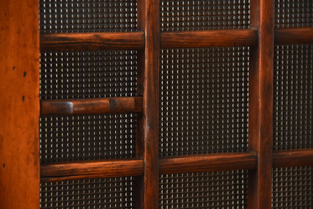 アンティーク家具　古民具・骨董　一本物　ガラス戸がモダンなアンティーク水屋箪笥(食器棚・収納棚)