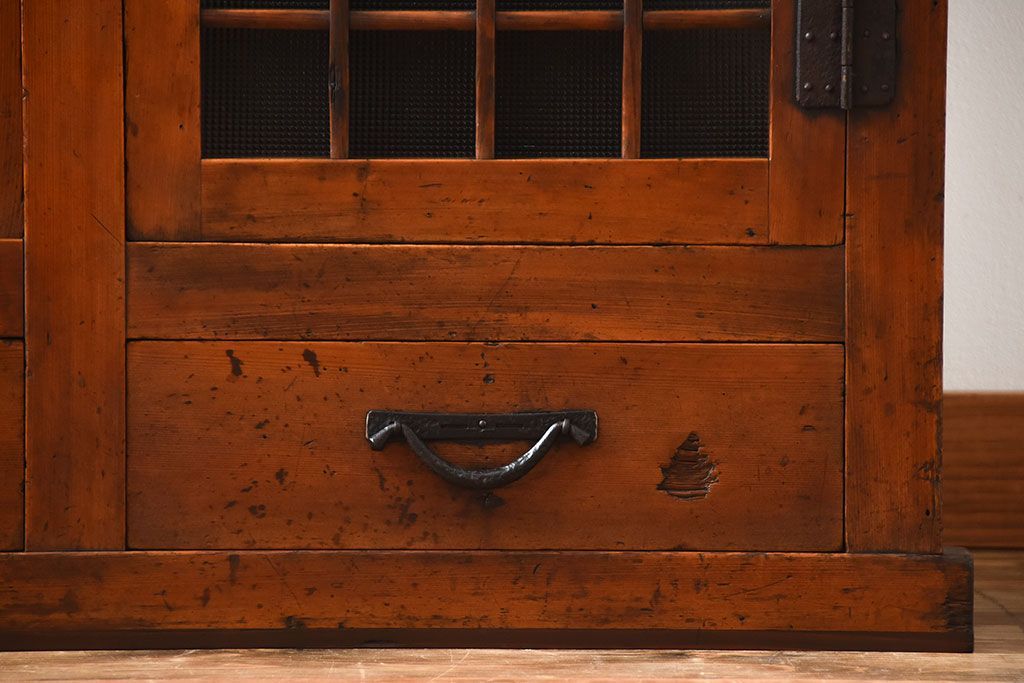 アンティーク家具　古民具・骨董　一本物　ガラス戸がモダンなアンティーク水屋箪笥(食器棚・収納棚)