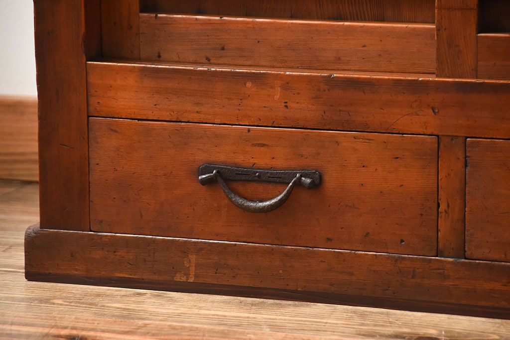 アンティーク家具　古民具・骨董　一本物　ガラス戸がモダンなアンティーク水屋箪笥(食器棚・収納棚)