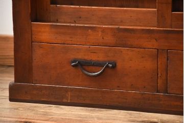 アンティーク家具　古民具・骨董　一本物　ガラス戸がモダンなアンティーク水屋箪笥(食器棚・収納棚)