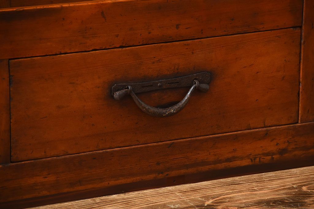 アンティーク家具　古民具・骨董　一本物　ガラス戸がモダンなアンティーク水屋箪笥(食器棚・収納棚)