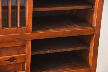 アンティーク家具　古民具・骨董　一本物　ガラス戸がモダンなアンティーク水屋箪笥(食器棚・収納棚)