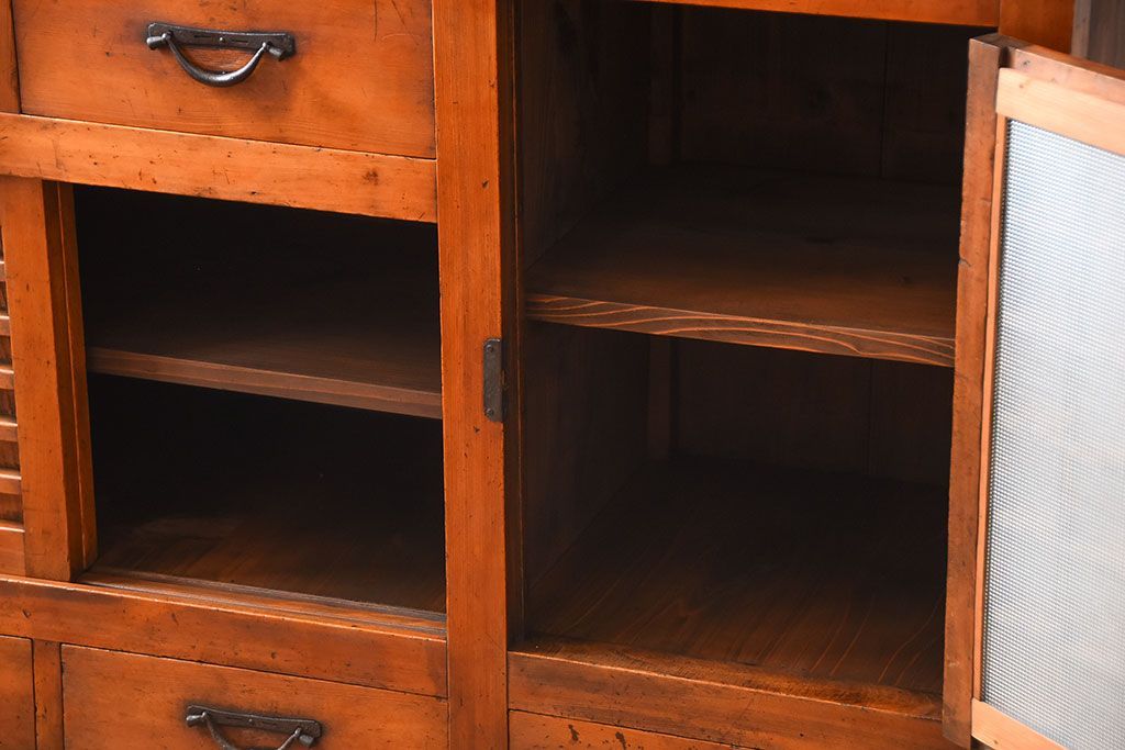 アンティーク家具　古民具・骨董　一本物　ガラス戸がモダンなアンティーク水屋箪笥(食器棚・収納棚)