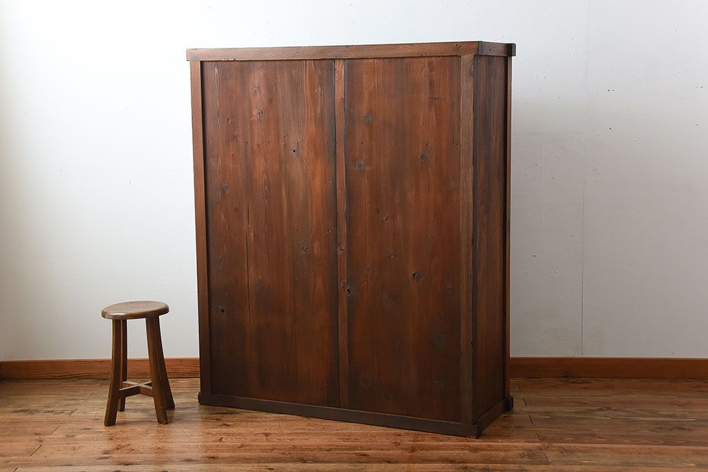 アンティーク家具　古民具・骨董　一本物　ガラス戸がモダンなアンティーク水屋箪笥(食器棚・収納棚)