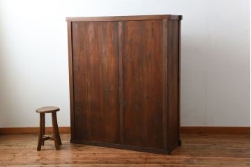 アンティーク家具　古民具・骨董　一本物　ガラス戸がモダンなアンティーク水屋箪笥(食器棚・収納棚)