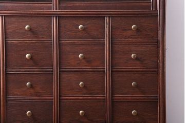 アンティーク家具　和製アンティーク　18杯の小引き出しが便利なガラス戸棚