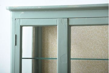 アンティーク家具　アンティーク　爽やかなペイントの縦長ガラスケース(ケビント)