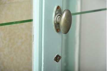 アンティーク家具　アンティーク　爽やかなペイントの縦長ガラスケース(ケビント)