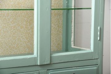 アンティーク家具　アンティーク　爽やかなペイントの縦長ガラスケース(ケビント)