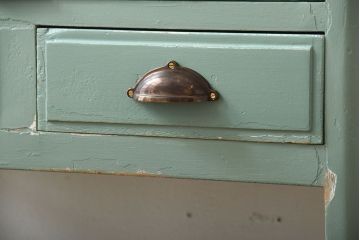 アンティーク家具　アンティーク　爽やかなペイントの縦長ガラスケース(ケビント)