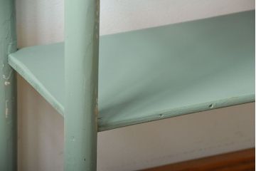 アンティーク家具　アンティーク　爽やかなペイントの縦長ガラスケース(ケビント)