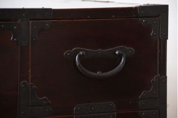 アンティーク家具　古民具・骨董　前面栗材!大きな丸金具付き重ね箪笥