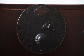 アンティーク家具　古民具・骨董　前面栗材!大きな丸金具付き重ね箪笥