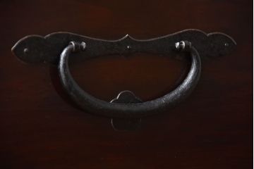 アンティーク家具　古民具・骨董　前面栗材!大きな丸金具付き重ね箪笥