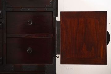 アンティーク家具　古民具・骨董　前面栗材!大きな丸金具付き重ね箪笥