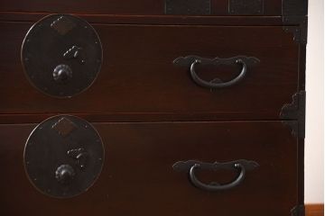 アンティーク家具　古民具・骨董　前面栗材!大きな丸金具付き重ね箪笥