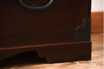 アンティーク家具　古民具・骨董　前面栗材!大きな丸金具付き重ね箪笥