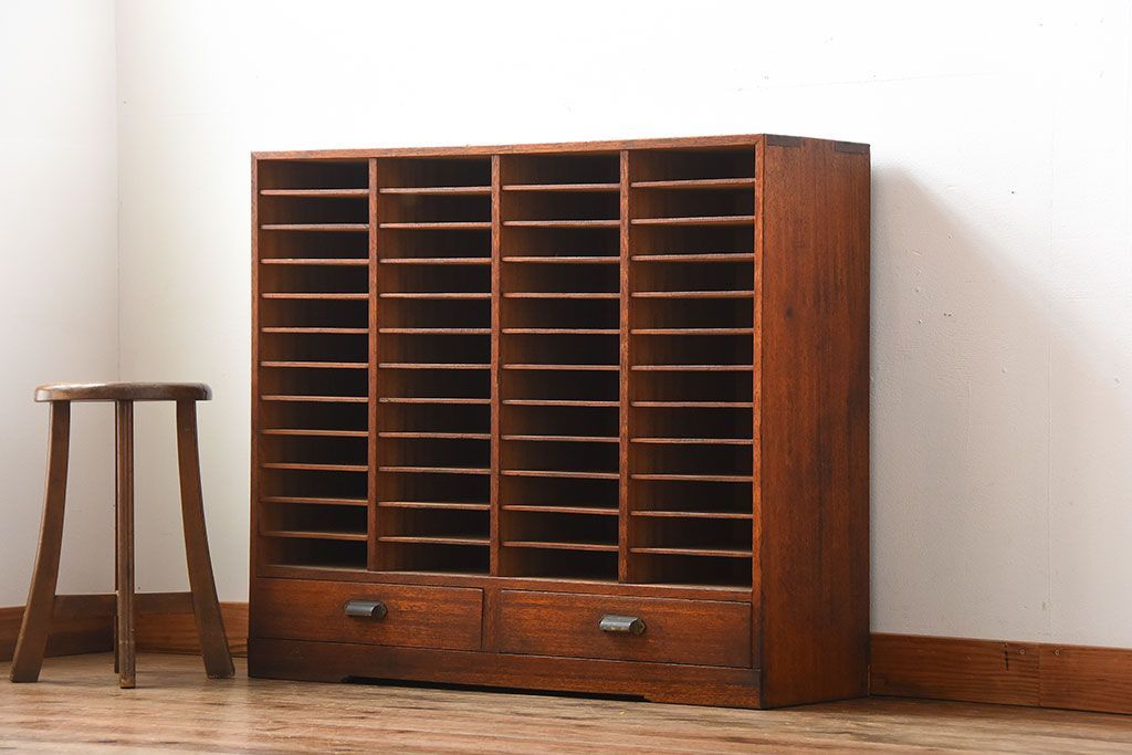 レトロ家具　昭和レトロ　古い木製の引き出し付きアンティーク書類棚(カルテケース)