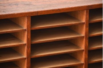 レトロ家具　昭和レトロ　古い木製の引き出し付きアンティーク書類棚(カルテケース)