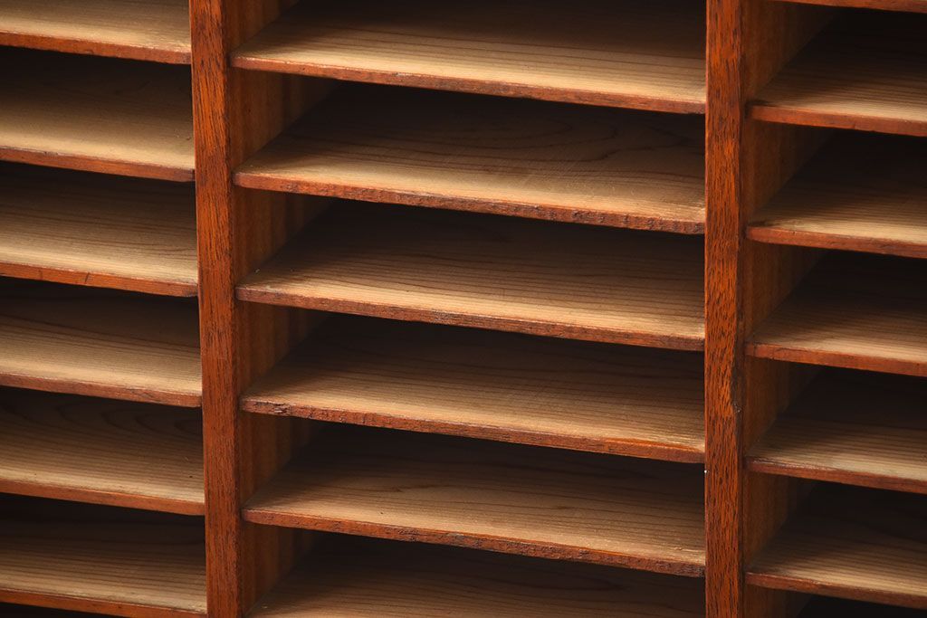 レトロ家具　昭和レトロ　古い木製の引き出し付きアンティーク書類棚(カルテケース)