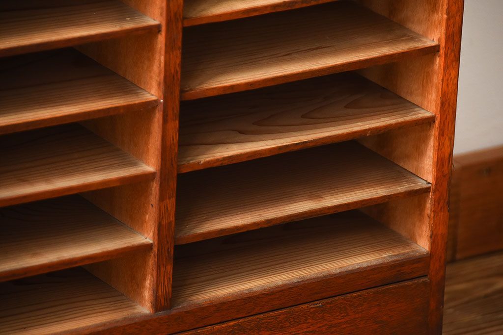 レトロ家具　昭和レトロ　古い木製の引き出し付きアンティーク書類棚(カルテケース)