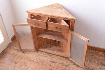 アンティーク家具　和製アンティーク　結霜ガラス入り!古い木製のコーナーキャビネット