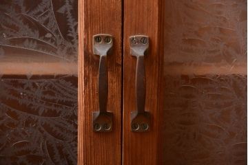 アンティーク家具　和製アンティーク　結霜ガラス入り!古い木製のコーナーキャビネット