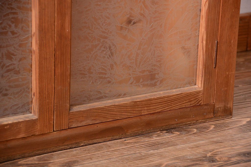 アンティーク家具　和製アンティーク　結霜ガラス入り!古い木製のコーナーキャビネット