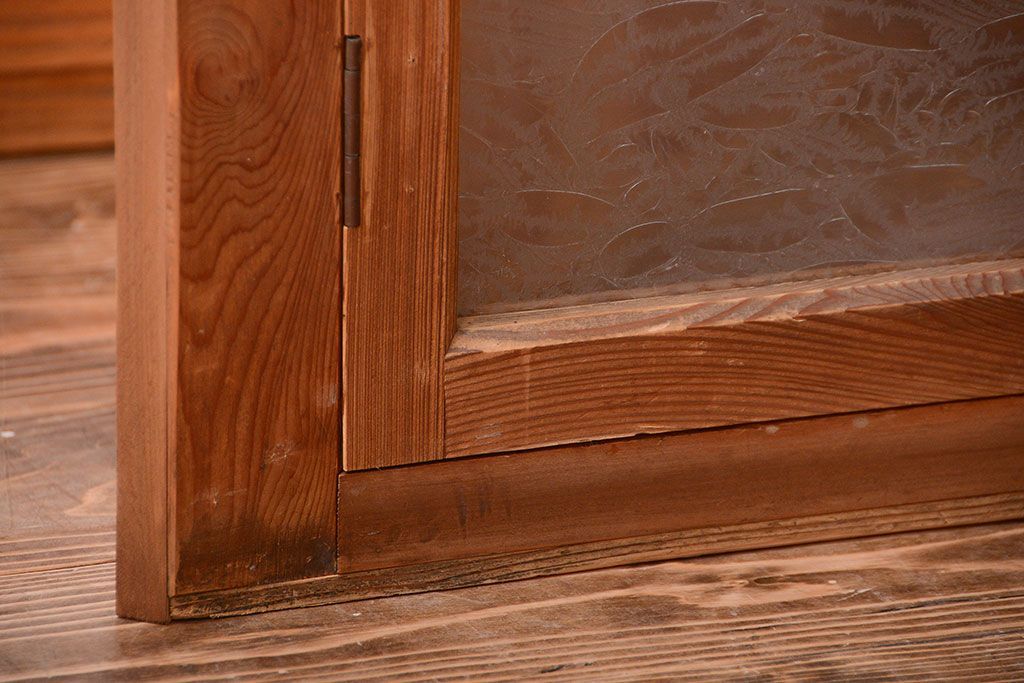 アンティーク家具　和製アンティーク　結霜ガラス入り!古い木製のコーナーキャビネット