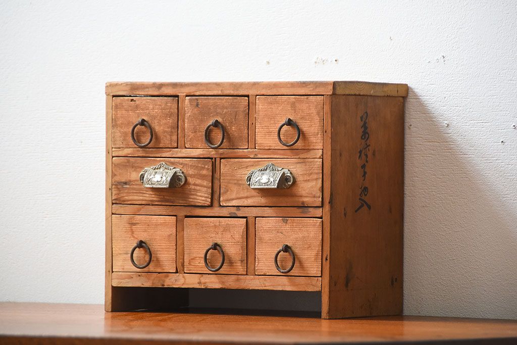 アンティーク家具　和製アンティーク　取っ手の金具が魅力的な古い木製の小引き出し