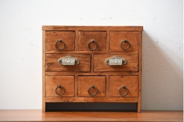 アンティーク家具　和製アンティーク　取っ手の金具が魅力的な古い木製の小引き出し