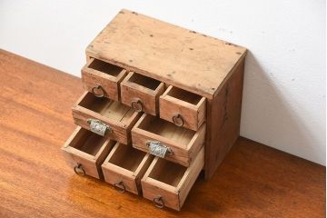 アンティーク家具　和製アンティーク　取っ手の金具が魅力的な古い木製の小引き出し