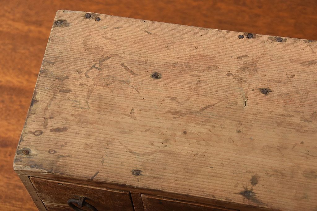 アンティーク家具　和製アンティーク　取っ手の金具が魅力的な古い木製の小引き出し