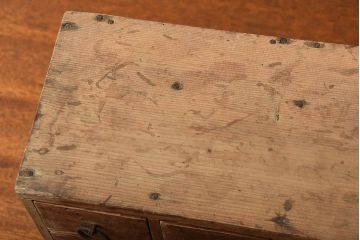 アンティーク家具　和製アンティーク　取っ手の金具が魅力的な古い木製の小引き出し