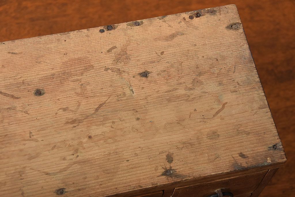 アンティーク家具　和製アンティーク　取っ手の金具が魅力的な古い木製の小引き出し