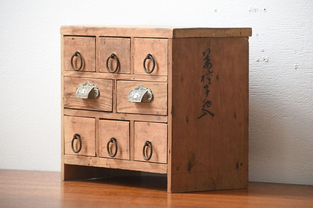アンティーク家具　和製アンティーク　取っ手の金具が魅力的な古い木製の小引き出し