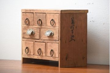 アンティーク家具　和製アンティーク　取っ手の金具が魅力的な古い木製の小引き出し