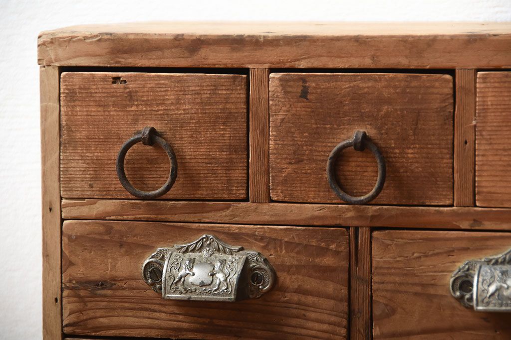 アンティーク家具　和製アンティーク　取っ手の金具が魅力的な古い木製の小引き出し