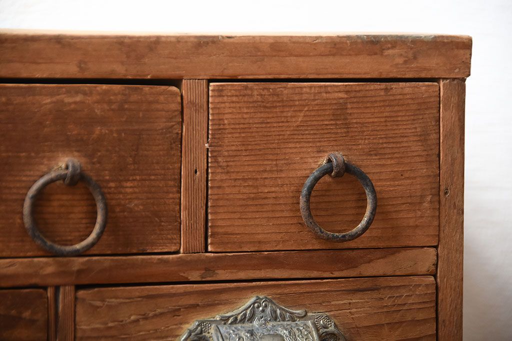 アンティーク家具　和製アンティーク　取っ手の金具が魅力的な古い木製の小引き出し