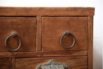 アンティーク家具　和製アンティーク　取っ手の金具が魅力的な古い木製の小引き出し