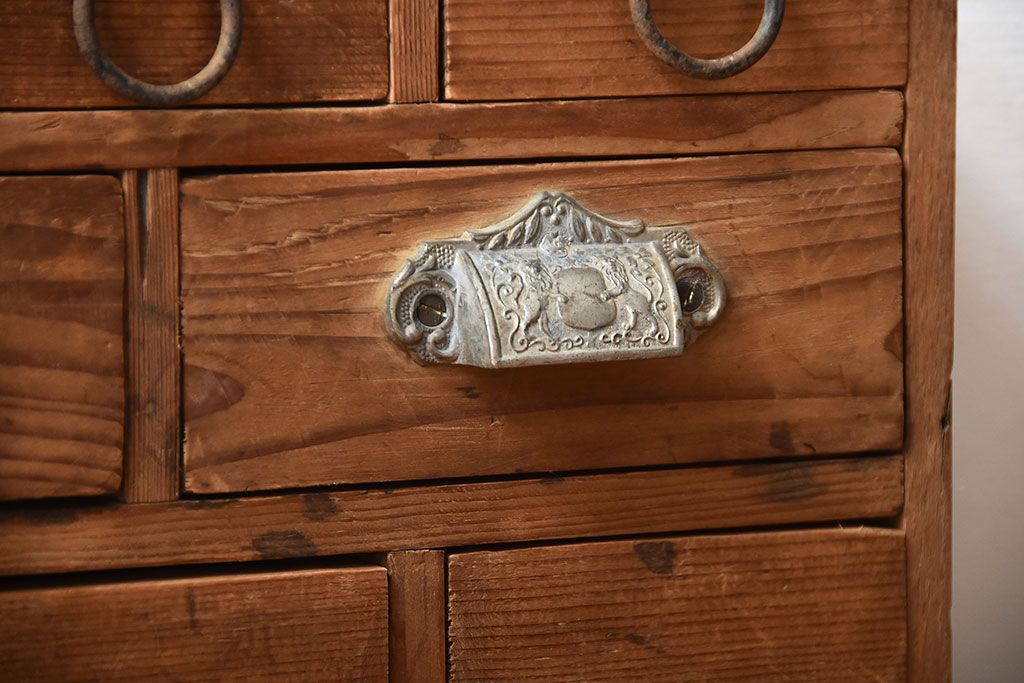 アンティーク家具　和製アンティーク　取っ手の金具が魅力的な古い木製の小引き出し