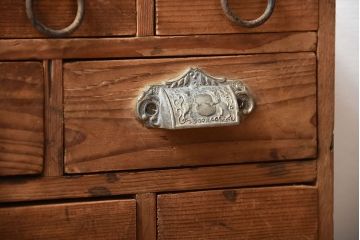 アンティーク家具　和製アンティーク　取っ手の金具が魅力的な古い木製の小引き出し