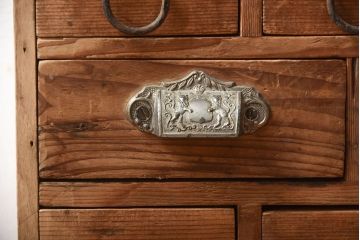 アンティーク家具　和製アンティーク　取っ手の金具が魅力的な古い木製の小引き出し